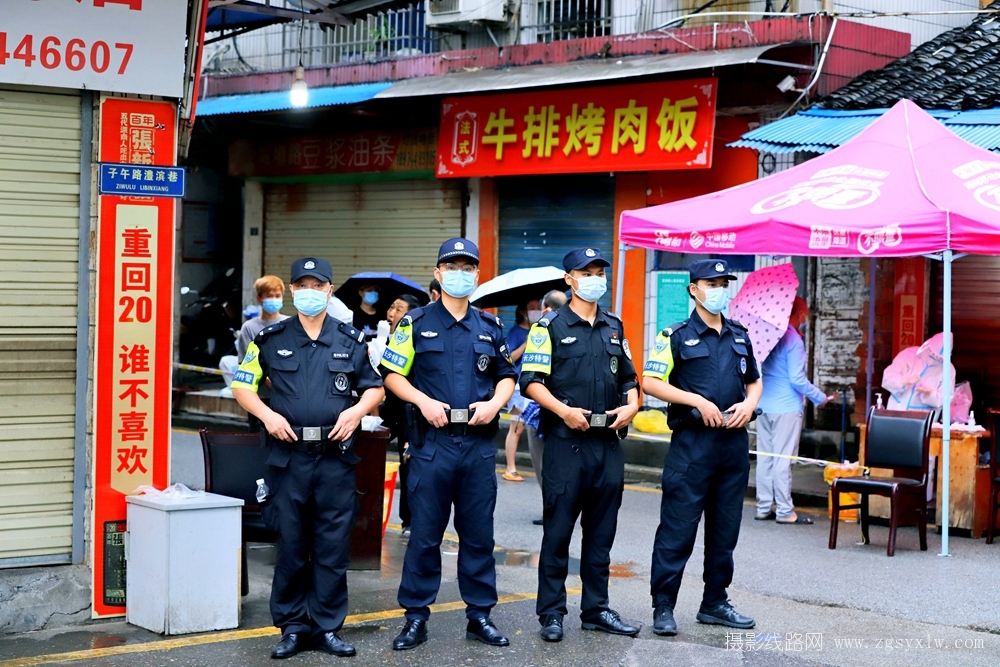 长沙特警进社区