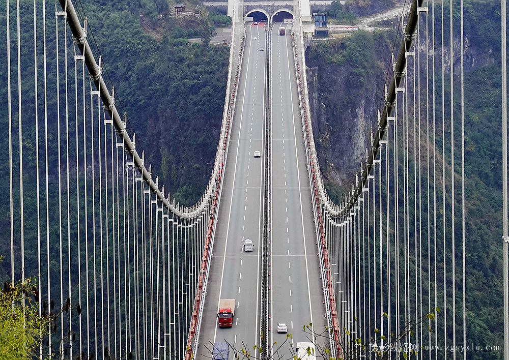 一桥飞架.天堑变通途