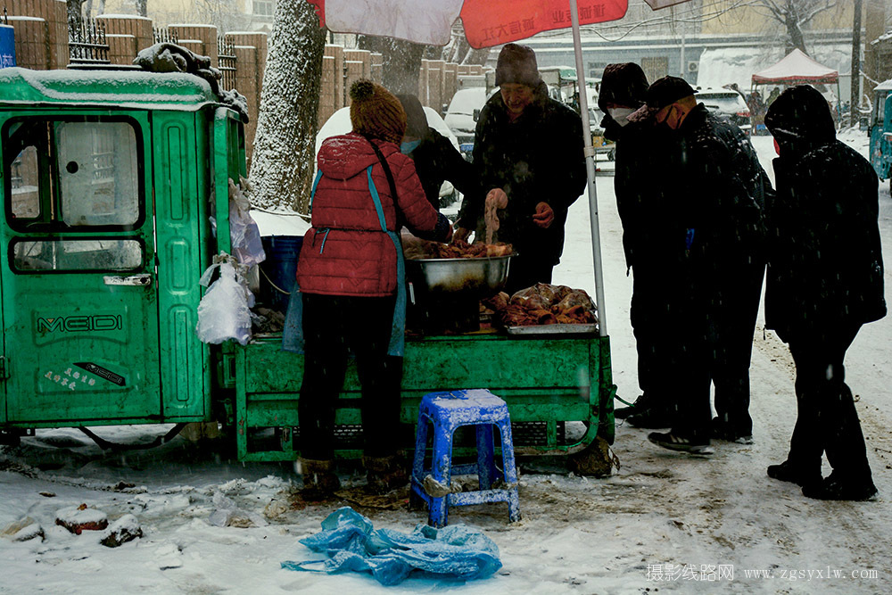 雪中熟食摊