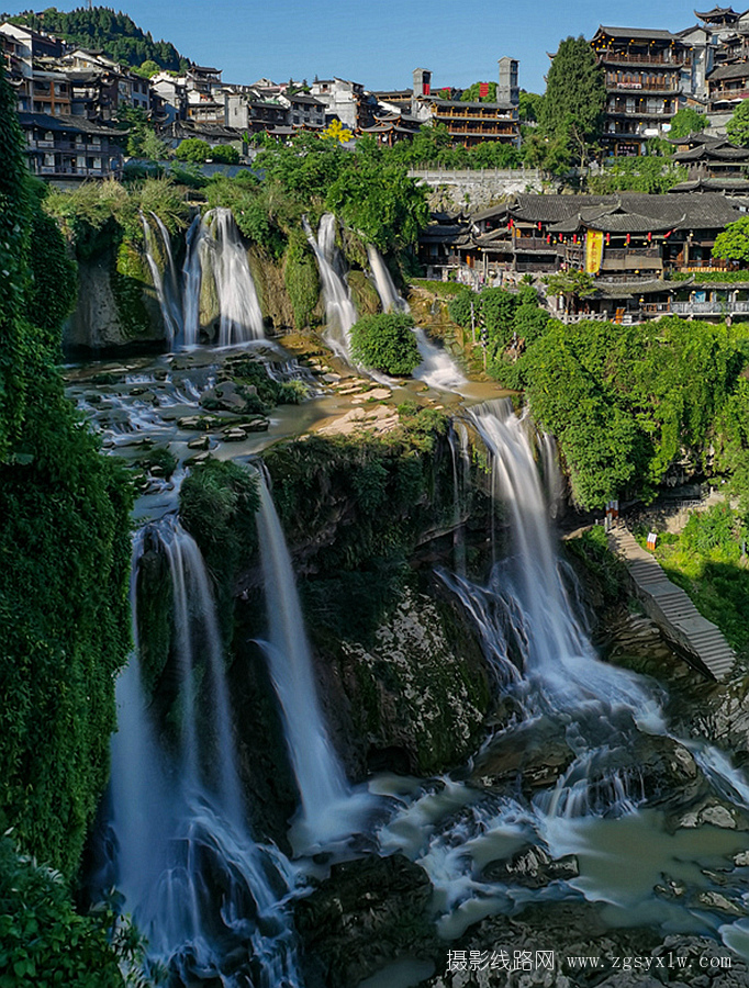 瀑布上的吊脚楼