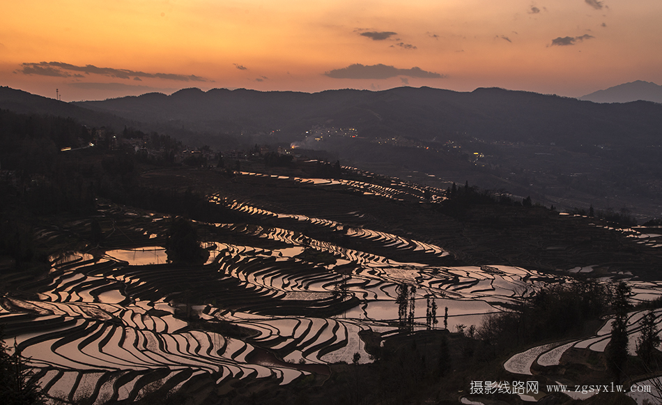 晚霞映照的梯田