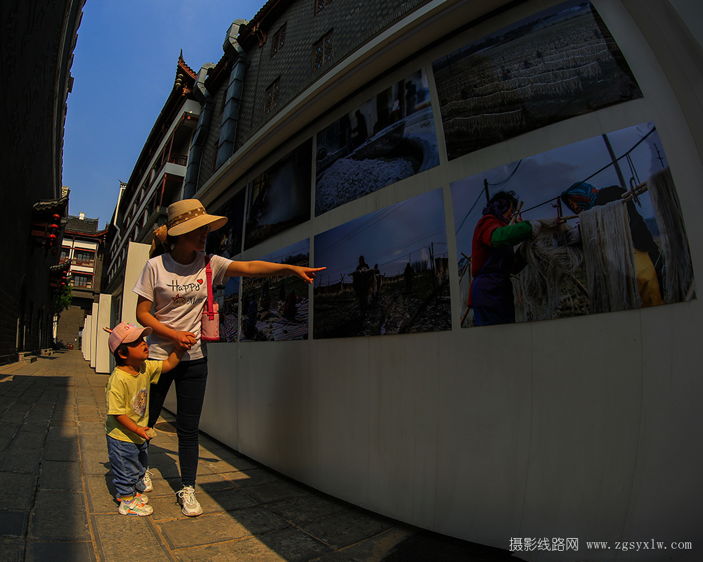 母女看影展