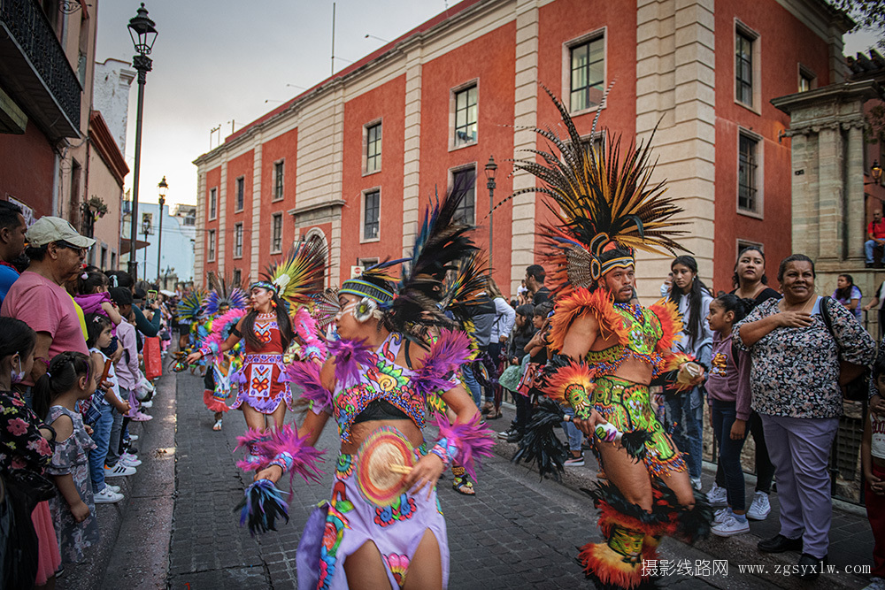 瓜纳华托小镇上的印第安舞蹈