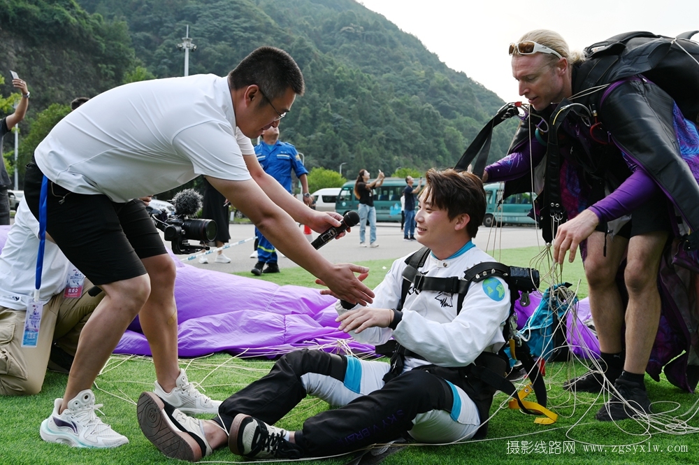 体验翼装飞行伴飞