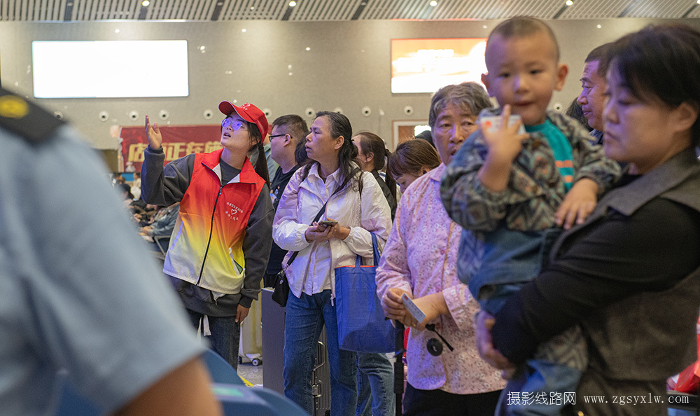 国庆假期高铁站的志愿服务者