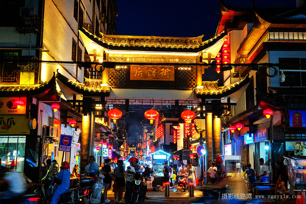 节日的后溶街夜市