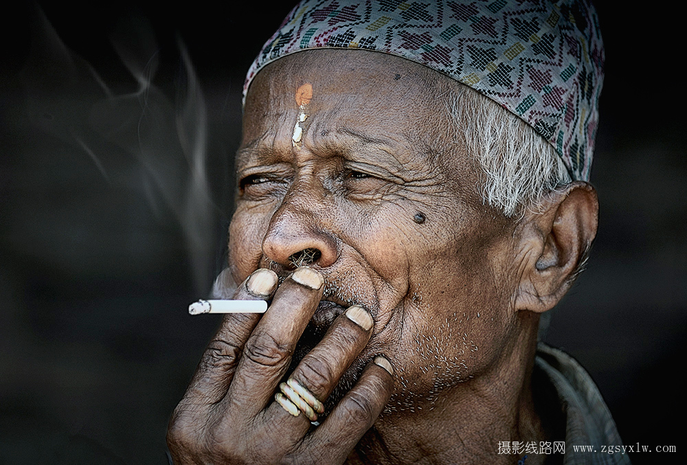沉思一尼泊尔老人