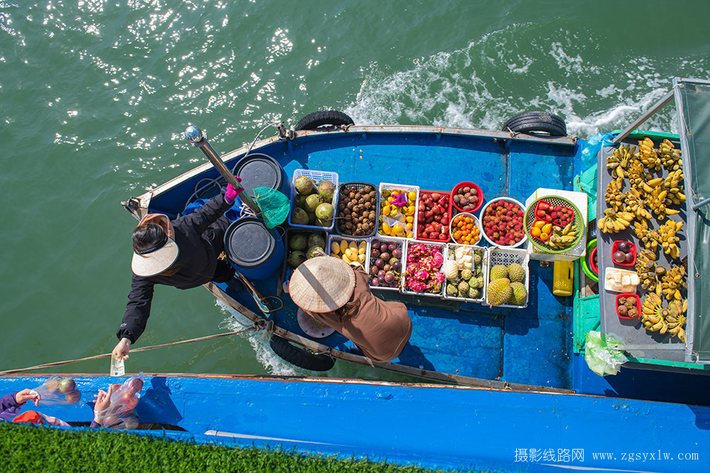 越南下龙湾海上水果船