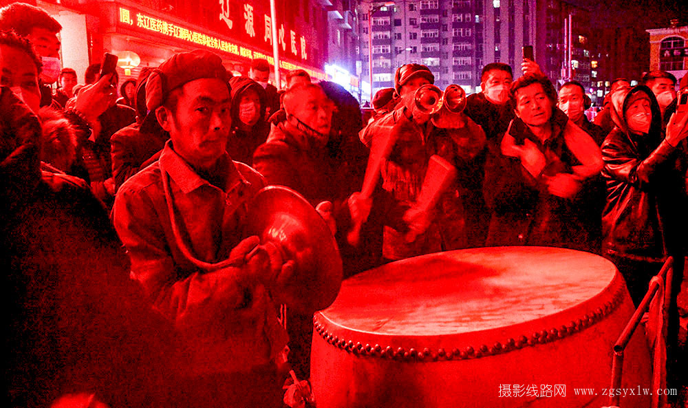 闹元宵锣鼓响舞起来