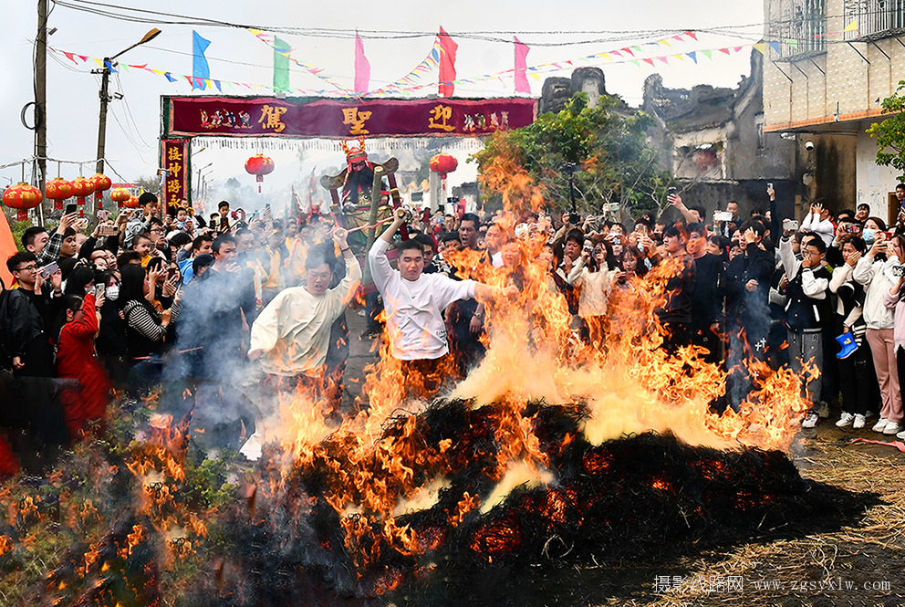 潮汕民俗-跳火堆