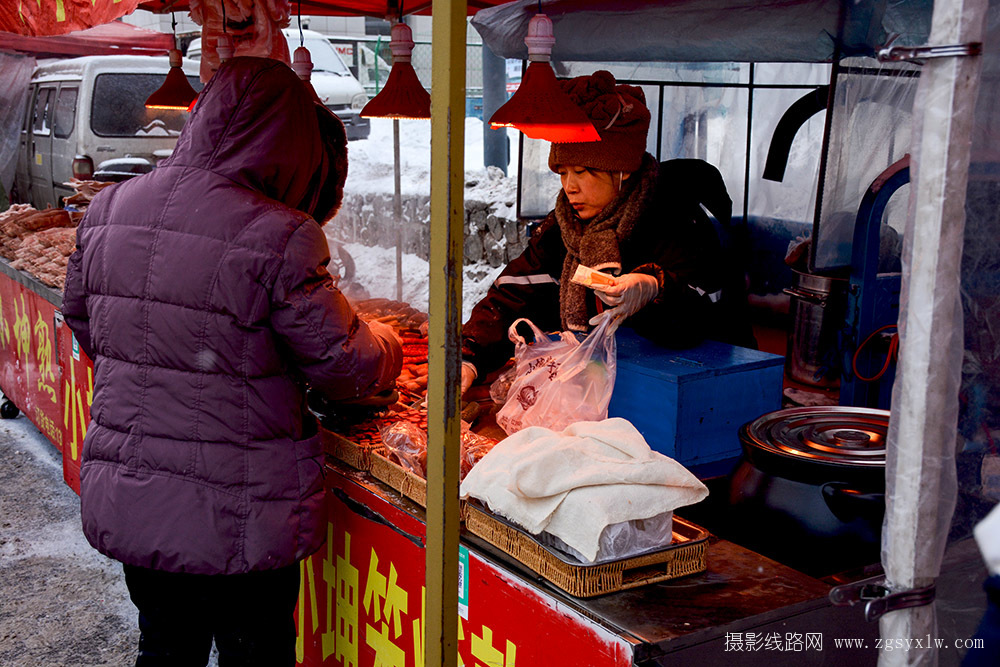 雪中熟食摊床