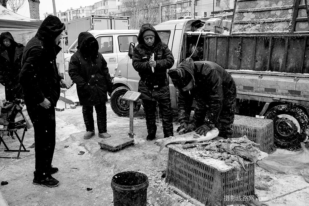雪中卖鱼摊