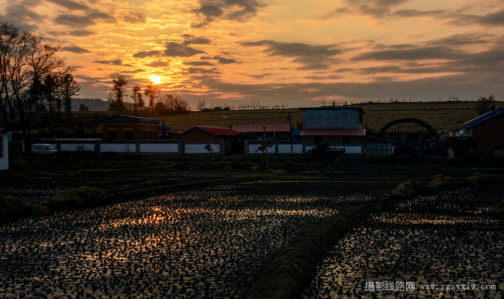 夕阳下的小山村