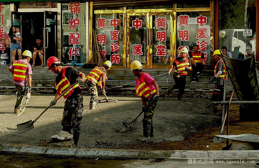 筑路工人正忙时