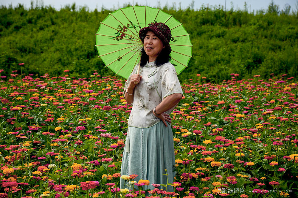 她在花丛中