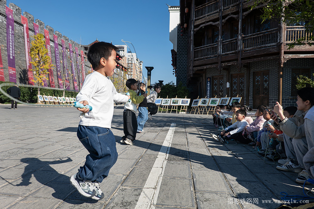 小小跳绳手，萌萌围观团