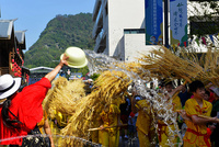 当街泼水.风调雨顺