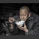 吃面条的老人