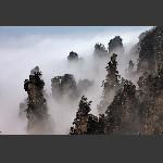 雾绕群峰