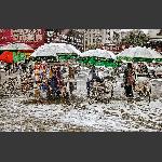 雨雪中的小贩