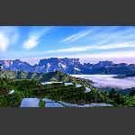 山峦蜿蜒与绿色放歌，韵唱着天门山的侠骨柔肠