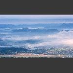 雾漫山水间