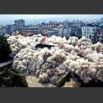 爆破一瞬间