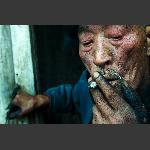 挖宝老人烟瘾大