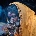 吸大麻的女人