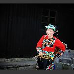 苗家姑娘微笑醉人