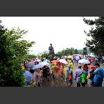 遊客冒雨敬仰賀元帅