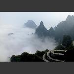 雾绕天门山