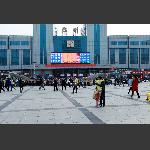 毕业季大学生分别拥抱