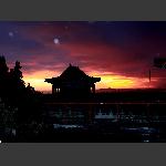 霞光照山寺