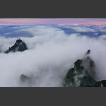 是云，更像海