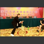 绝技——手背碎酒瓶