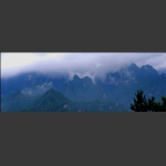 崇山峻岭
