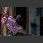 手拿圣经的准妈妈