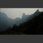 高峻突兀