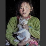 抱小猫的藏女