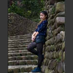 细妹子。粗石头