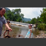 “逮（吃）么子菜？”有人答：“  盘呷.腊肉炖笋哩