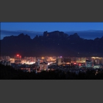 天门山下不夜城