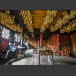 屋梁上包谷