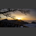 夕阳下的天门山云海