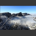 白雪白云托仙山