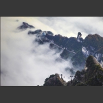 《雾海悬浮露仙山》
