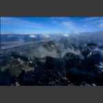 云舞山岳间