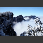 《冰雪映衬下的天门山》