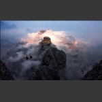 《日照金山》